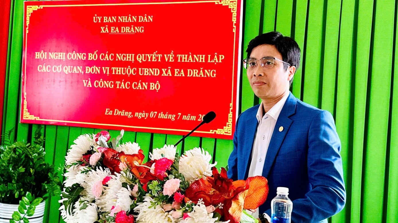 UBND xã Ea Drăng: Công bố các Nghị quyết thành lập cơ quan, đơn vị  và công tác cán bộ